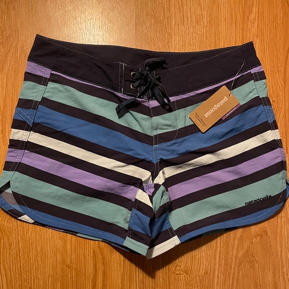 Patagonia Pants - Patagonia women’s Wavefarer Boardshorts -5”